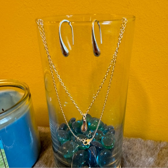 Silvery Tear Drop 4 Piece Jewelry Set - Picture 2 of 8